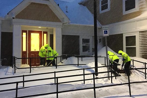 600x400-snow-removal-crew-night